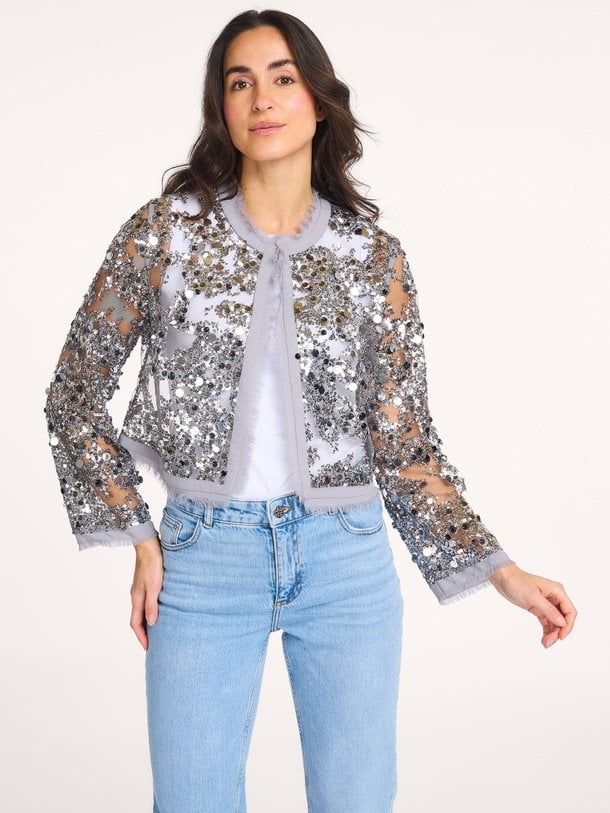 Ontdek de Bethina, woven sequin jacket van Baum und Pferdgarten in de kleur grijs bij Orangebag. Voor 21:45 besteld, morgen in huis!