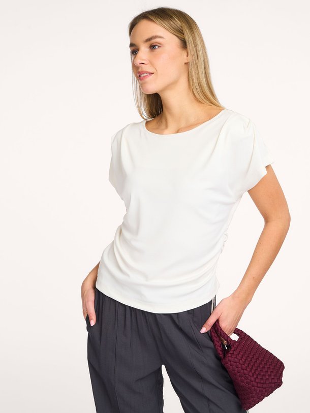 Ontdek de Jolien, modal mix top van Alchemist in de kleur wit bij Orangebag. Voor 21:45 besteld, morgen in huis!