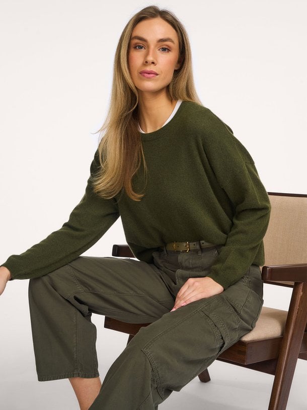 Ontdek de Kaira, cashmere jumper van Absolut Cashmere in de kleur army bij Orangebag. Voor 21:45 besteld, morgen in huis!