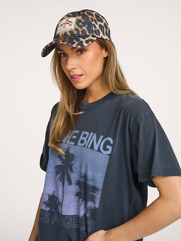 Ontdek de Leopa, cotton leopard cap van Becksondergaard in de kleur bruin bij Orangebag. Voor 21:45 besteld, morgen in huis!