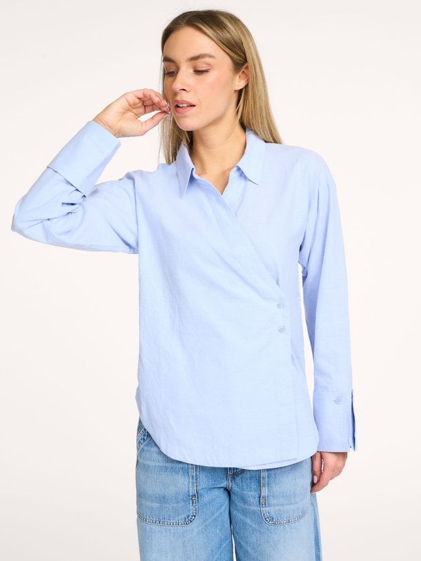 Ontdek de Maud, organic cotton blouse van Alchemist in de kleur lichtblauw bij Orangebag. Voor 21:45 besteld, morgen in huis!