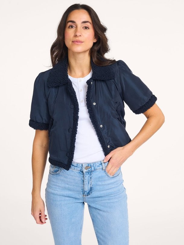 Ontdek de Jessi, woven jacket van Baum und Pferdgarten in de kleur donkerblauw bij Orangebag. Voor 21:45 besteld, morgen in huis!