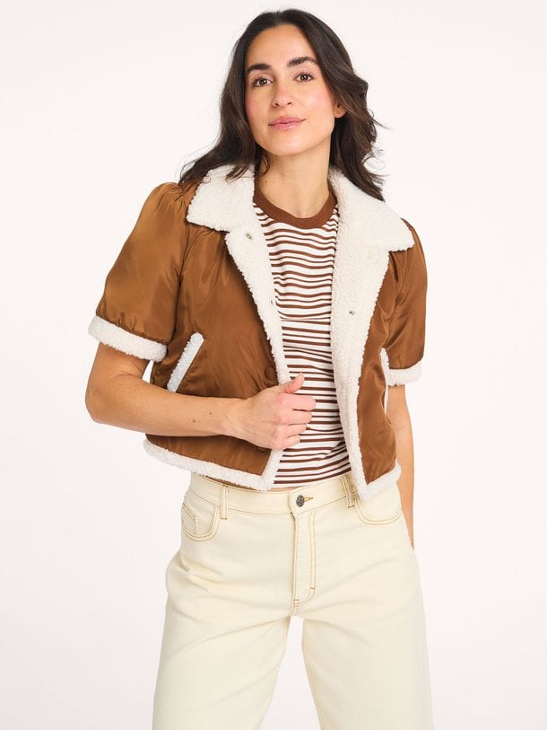 Ontdek de Jessi, woven jacket van Baum und Pferdgarten in de kleur caramel bij Orangebag. Voor 21:45 besteld, morgen in huis!