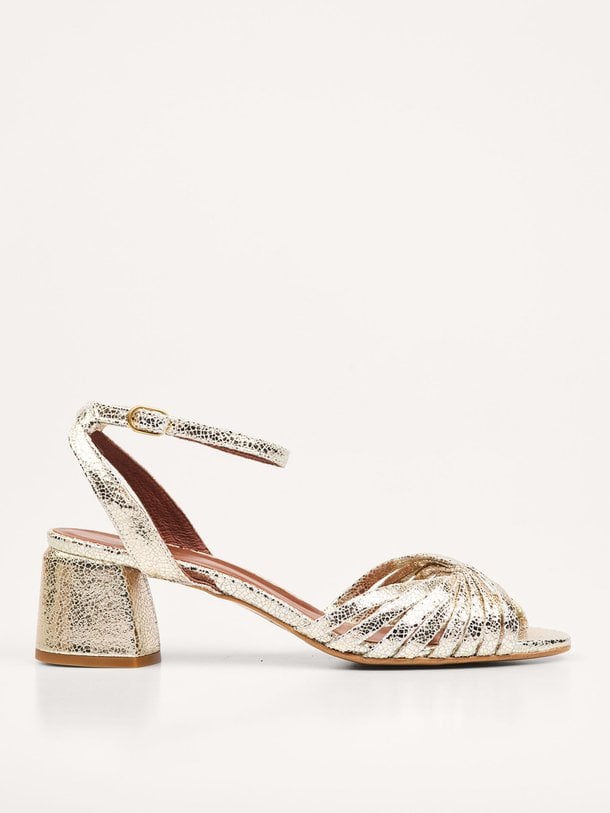 Ontdek de Margriet, leather metallic sandals van Anonymous Copenhagen in de kleur champagne bij Orangebag. Voor 21:45 besteld, morgen in huis!