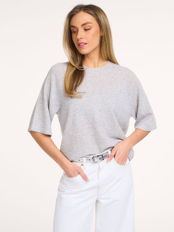 Ontdek de Leana, cashmere jumper van Absolut Cashmere in de kleur grijs bij Orangebag. Voor 21:45 besteld, morgen in huis!