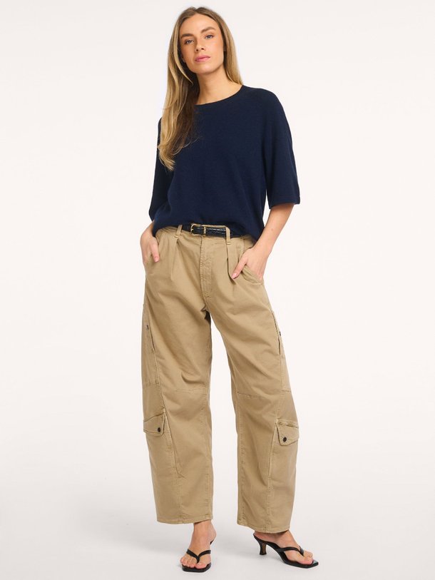 Ontdek de Leana, cashmere jumper van Absolut Cashmere in de kleur donkerblauw bij Orangebag. Voor 21:45 besteld, morgen in huis!