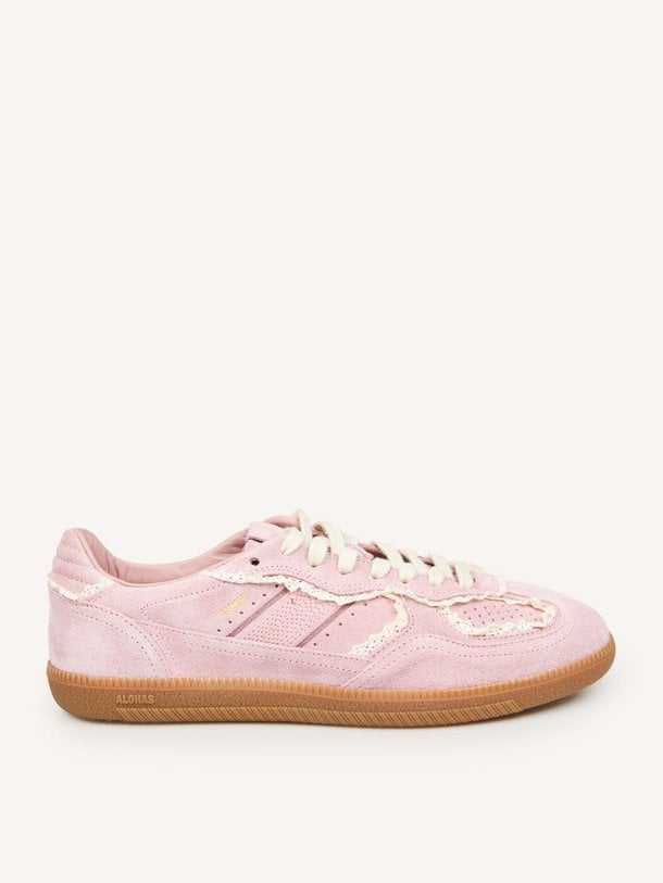 Ontdek de Tb.490, suede sneakers van Alohas in de kleur roze bij Orangebag. Voor 21:45 besteld, morgen in huis!