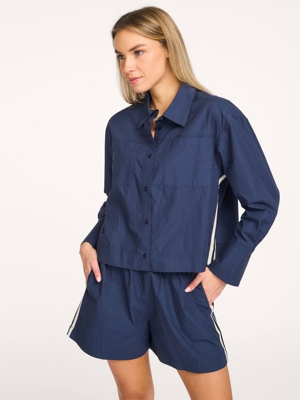 Ontdek de Loes, organic cotton blouse van Alchemist in de kleur donkerblauw bij Orangebag. Voor 21:45 besteld, morgen in huis!
