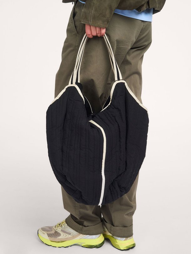 Ontdek de Raika, cotton shopper with quilted pattern van Becksondergaard in de kleur zwart bij Orangebag. Voor 21:45 besteld, morgen in huis!