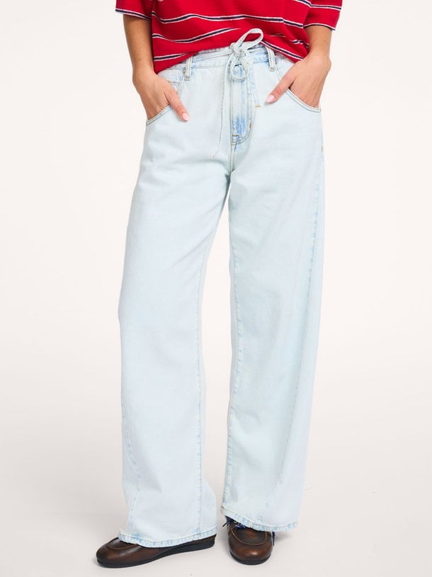 Ontdek de Pearcy, high waist loose fit non-stretch jeans van Bellerose in de kleur lichtblauw bij Orangebag. Voor 21:45 besteld, morgen in huis!