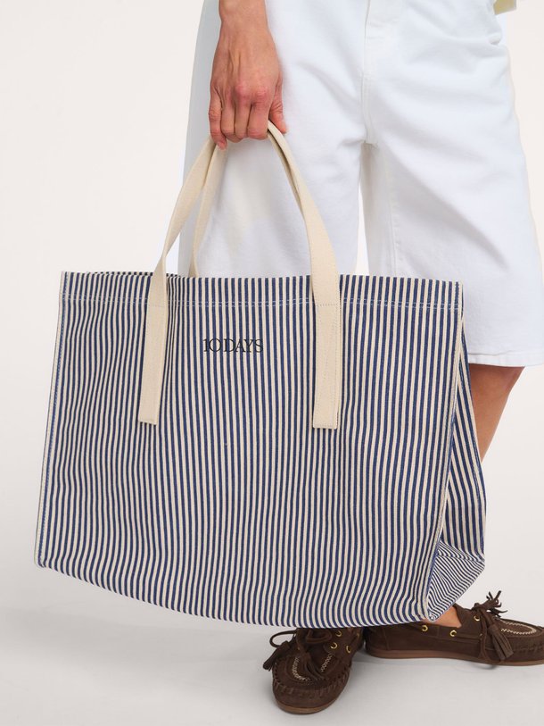Ontdek de Cotton striped shopper with logo van 10Days in de kleur wit bij Orangebag. Voor 21:45 besteld, morgen in huis!