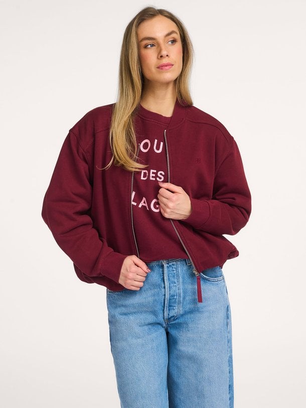Ontdek de Daria, organic cotton bomber jacket van Alchemist in de kleur bordeauxrood bij Orangebag. Voor 21:45 besteld, morgen in huis!