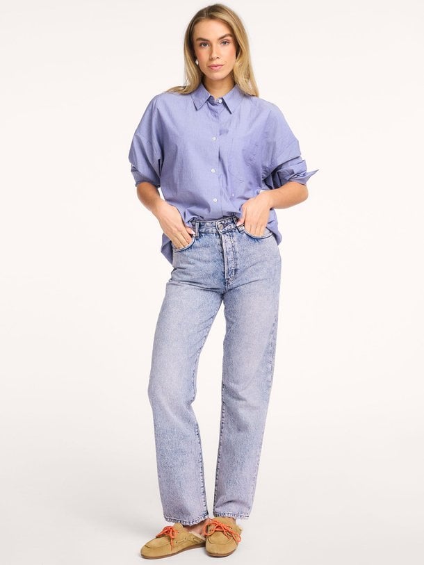 Ontdek de Katy, mid waist loose fit jeans van Bellerose in de kleur blauw bij Orangebag. Voor 21:45 besteld, morgen in huis!
