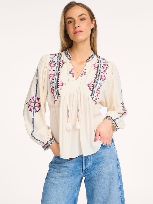 Ontdek de Tilt, viscose top with embroidery van ba-sh in de kleur ecru bij Orangebag. Voor 21:45 besteld, morgen in huis!