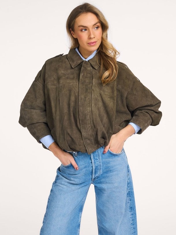 Ontdek de Meghan, suede jacket van Alter Ego in de kleur olijfgroen bij Orangebag. Voor 21:45 besteld, morgen in huis!