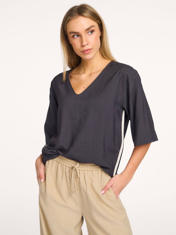 Ontdek de Romi, viscose mix top van Alchemist in de kleur antraciet bij Orangebag. Voor 21:45 besteld, morgen in huis!