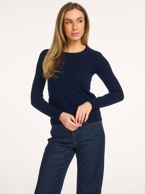 Ontdek de Catelina, cashmere jumper van Absolut Cashmere in de kleur donkerblauw bij Orangebag. Voor 21:45 besteld, morgen in huis!