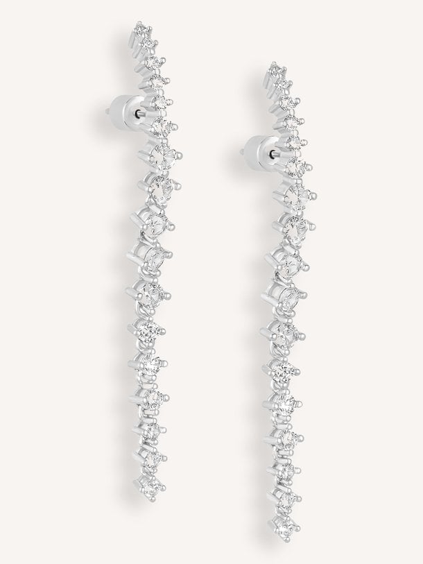 Lange oorstekers met strass op het oor