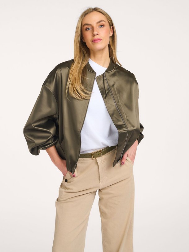 Ontdek de Pearl, woven bomber jacket van Alter Ego in de kleur kaki bij Orangebag. Voor 21:45 besteld, morgen in huis!