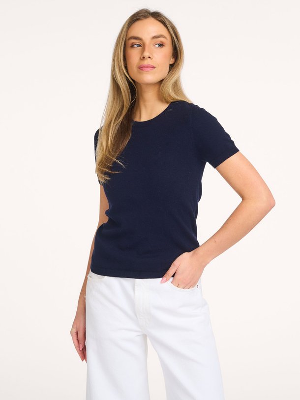 Ontdek de Amelia, cashmere top van Absolut Cashmere in de kleur donkerblauw bij Orangebag. Voor 21:45 besteld, morgen in huis!