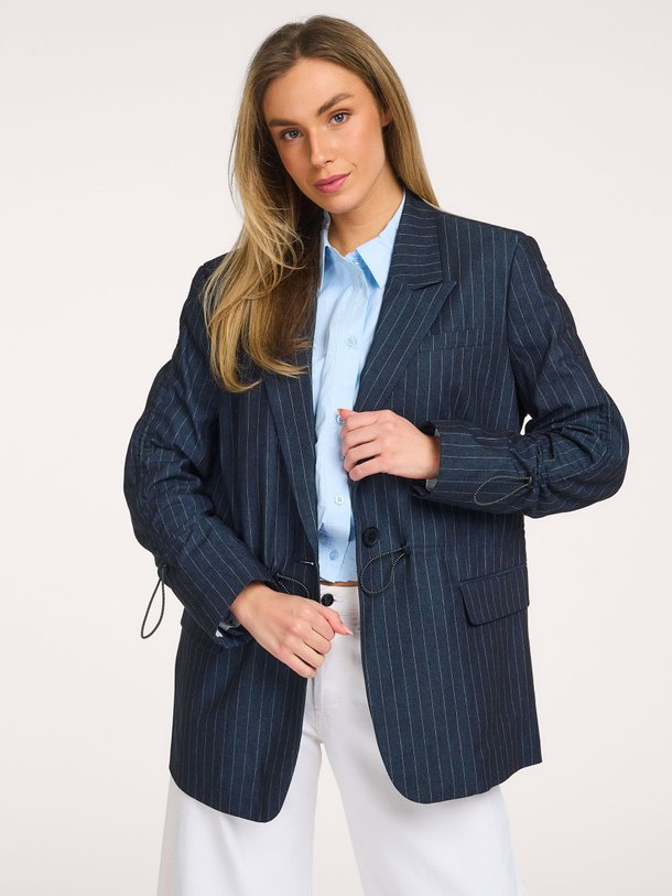 Ontdek de Brynn, cotton mix blazer with pinstripe van Aaiko in de kleur donkerblauw bij Orangebag. Voor 21:45 besteld, morgen in huis!