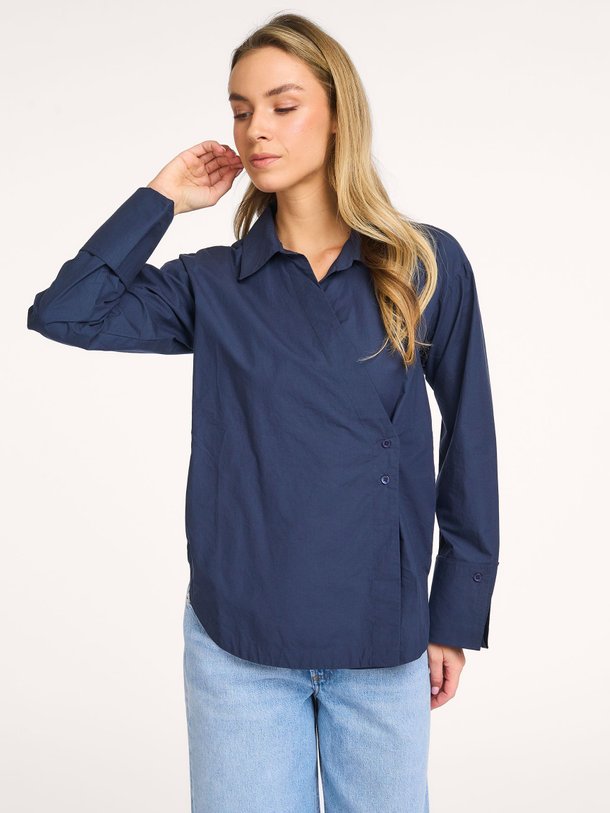 Ontdek de Maud, organic cotton blouse van Alchemist in de kleur donkerblauw bij Orangebag. Voor 21:45 besteld, morgen in huis!
