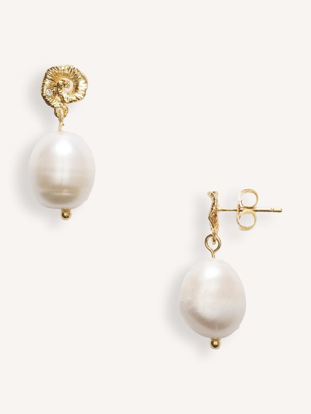 Ontdek de Under the Sun, gold plated earrings with pearl van Anni Lu in de kleur goudkleur bij Orangebag. Voor 21:45 besteld, morgen in huis!