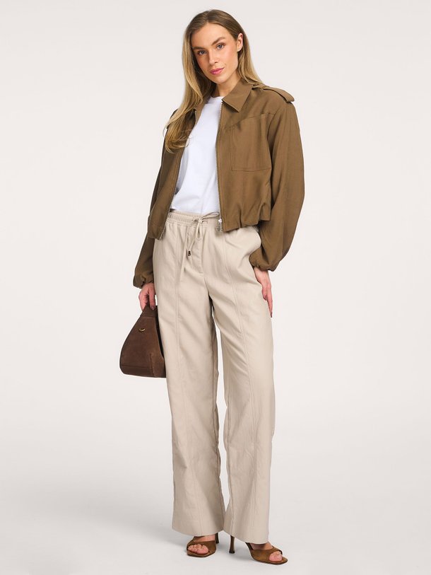 Ontdek de Esila, leatherlook trousers van Aaiko in de kleur ecru bij Orangebag. Voor 21:45 besteld, morgen in huis!