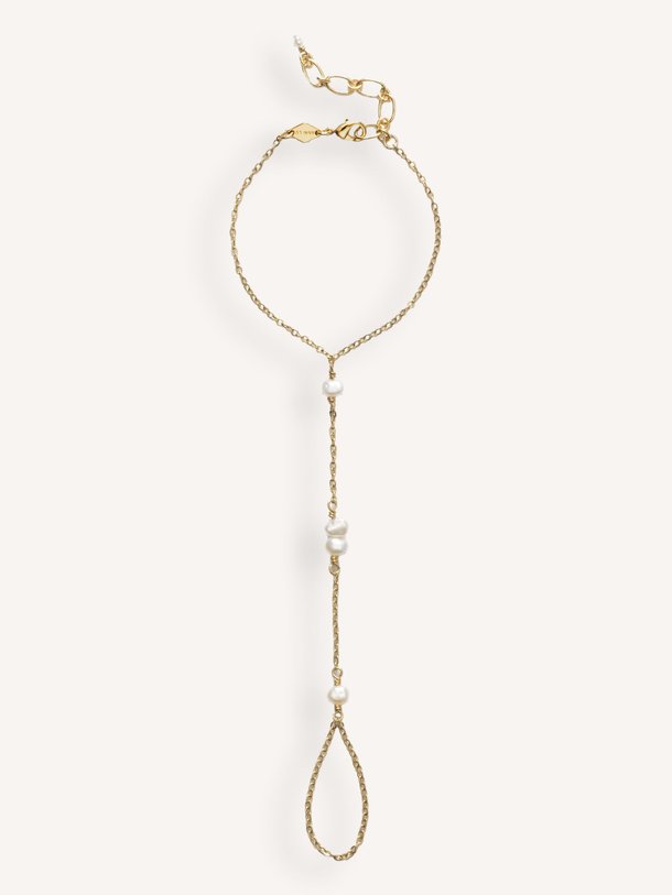 Ontdek de Pearly, gold plated handchain with pearls van Anni Lu in de kleur goudkleur bij Orangebag. Voor 21:45 besteld, morgen in huis!