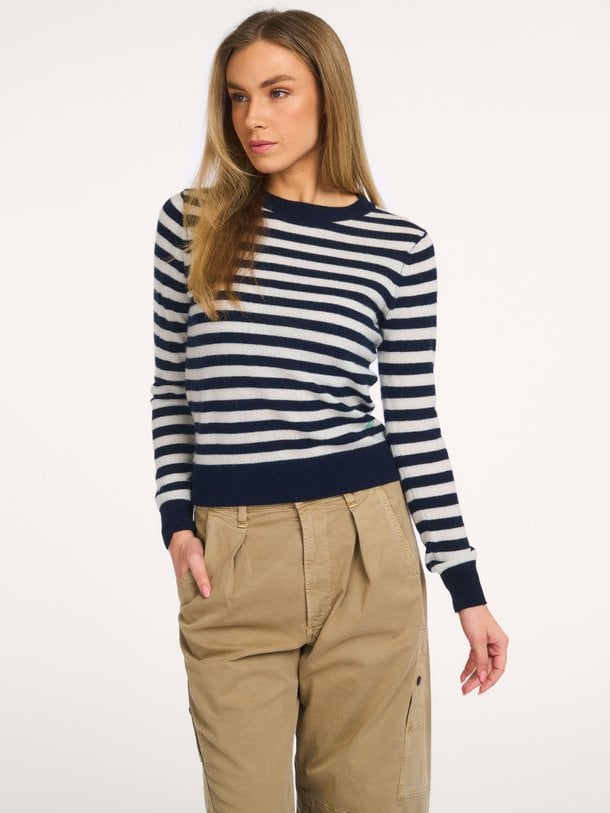 Ontdek de Marge, cashmere striped jumper van Absolut Cashmere in de kleur donkerblauw bij Orangebag. Voor 21:45 besteld, morgen in huis!