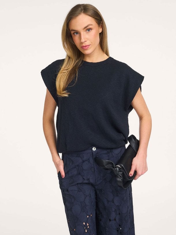 VAE Sleeveless round neck knitted top