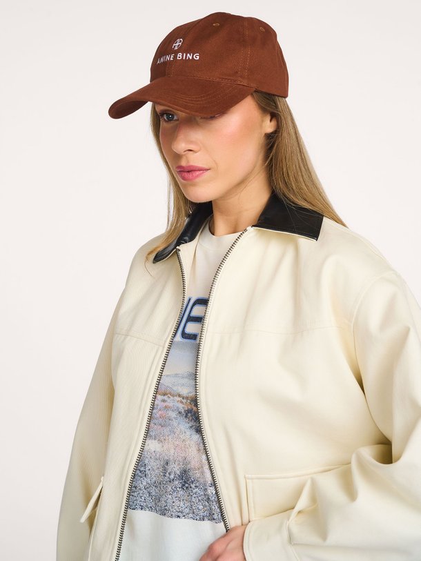 Ontdek de Jeremy, cotton logo cap van Anine Bing in de kleur bruin bij Orangebag. Voor 21:45 besteld, morgen in huis!